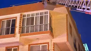 Lapseki'de Apartman Yangınında 4 Kişi Çatıdan Kurtarıldı, 6 Kişi Dumandan Etkilendi
