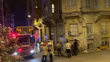 Beyoğlu'nda binada kısmi çökme: Bina tahliye edildi