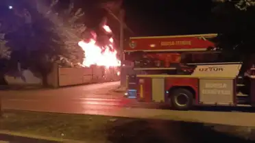 Bursa'da Geri Dönüşüm Tesisinde Yangın: Can Kaybı Yok