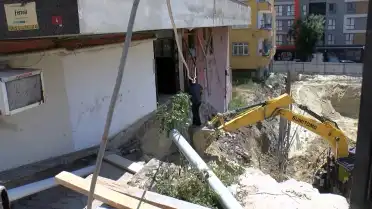 Küçükçekmece'de İnşaat Çalışması Sırasında Bina Merdiveni Çöktü: Mahsur Kalanlar Var