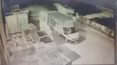 Afyonkarahisar'da Kamyonetin Traktöre ve Tesise Çarptığı Kazada 1 Ölü, 3 Yaralı
