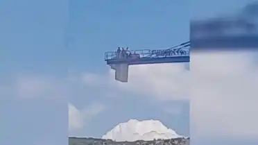 Isparta'da Ücretlerini Alamayan İşçiler Kule Vincin Üzerine Çıktı