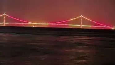 1915 Çanakkale Köprüsü Galatasaray'ın Şampiyonluğu İçin Sarı-Kırmızıya Büründü