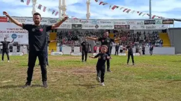 3 Yaşındaki A.'in Zeybek Gösterisi 19 Mayıs Etkinliklerinde İlgi Odağı Oldu