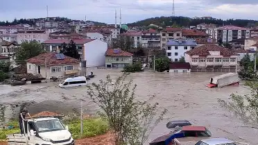 5 İlde Sağanak Etkili Oldu: Bodrum Katları Su Bastı, Araçlar Sular Altında Kaldı
