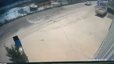 ADANA'da Hafriyat TIR'ı Sulama Kanalına Düştü: Sürücü Hafif Yaralandı