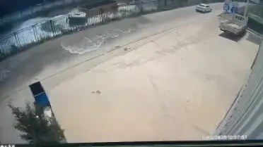 ADANA'da Hafriyat TIR'ı Sulama Kanalına Düştü: Sürücü Hafif Yaralandı