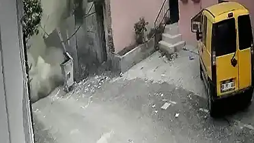 Adana'da Sağanak Yağış Sonrası Metruk Bina Çöktü: O Anlar Kamerada