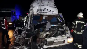 Aksaray'da Minibüs TIR'a Çarptı: 12 Yaralı