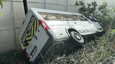 Alanya'da Okul Servisi Bahçeye Devrildi: 6 Öğrenci Yaralandı
