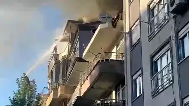 Amasra'da Apartman Çatısında Yangın: İki Kişi Kurtarıldı