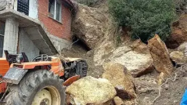Amasya'da Heyelan: Ev ve Traktör Kaya Parçalarının Altında Kaldı