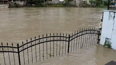 Amasya'da Yeşilırmak Taştı, Gezi Yolları Sular Altında Kaldı