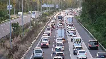 Anadolu Otoyolu Düzce Geçişinde Bayram Dönüşü Yoğun Trafik