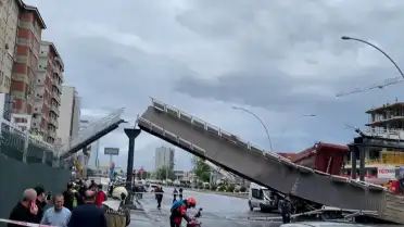 Ankara'da Damperi Açık Kamyon Üst Geçidi Yıktı: 3 Yaralı