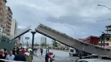 Ankara'da Üst Geçide Çarpan Kamyon Yıkıldı: 3 Yaralı