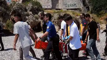 Antalya'da Arkadaşını Kurtarırken Su Yutan Çocuk Hastaneye Kaldırıldı