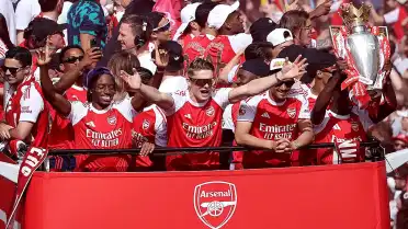 Arsenal, 22 Yıl Aradan Sonra Gelen Şampiyonluğu Taraftarıyla Kutladı
