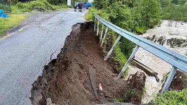 Artvin'de Sağanak Yağış Nedeniyle Dere Taştı: 5 Köy Yolu Ulaşıma Kapatıldı