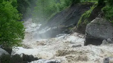 Artvin'de Şiddetli Sağanak: Dere Taştı, Yol Kapandı, Turistler Mahsur Kaldı