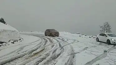 Artvin'de Yaz Öncesi Kar Sürprizi: Yollar Kapandı, Ekipler Seferber Oldu