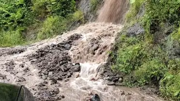 Artvin'in Borçka İlçesinde Heyelan ve Taşkınlar Köy Yollarını Kapattı