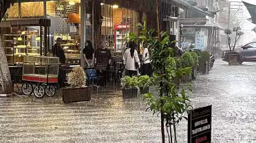 Aydın'ın İncirliova İlçesinde Şiddetli Fırtına ve Sağanak Yağış Hayatı Olumsuz Etkiledi