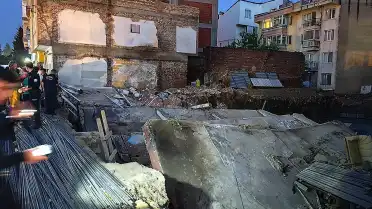Balıkesir'de Temel Kazısı Nedeniyle 3 Katlı Bina Yıkıldı