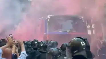 Barcelona Taraftarları Kendi Otobüslerini Taşladı