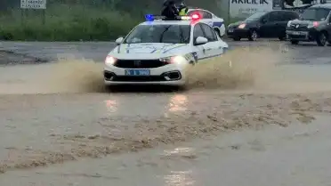 Bartın'da Irmak Taştı, Kara Yolu Ulaşıma Kapandı
