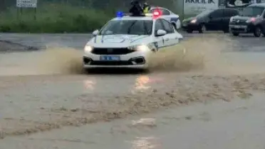 Bartın'da Irmak Taştı, Kara Yolu Ulaşıma Kapandı