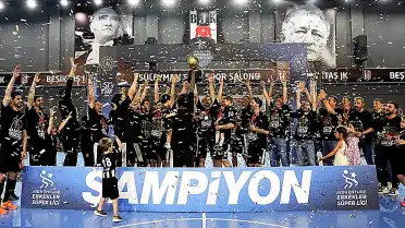 Beşiktaş Hentbol Takımı Şampiyonluk Kupasını Aldı