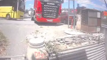 Beylikdüzü'nde Freni Boşalan Otobüs TIR'a Çarptı: 1 Yaralı