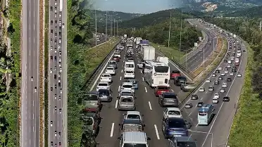 Bolu Geçişinde Bayram Dönüşü Trafik Yoğunluğu: Ağır Vasıtalara Kısıtlama Getirildi