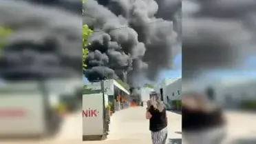 Bursa'da Depo Yangını Siyah Dumanlara Neden Oldu