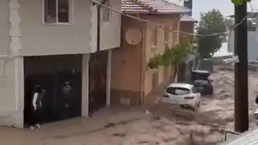 Bursa'da Sağanak Afete Dönüştü: Evleri Su Bastı, Çatı Çöktü