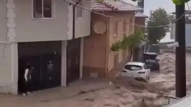 Bursa'da Şiddetli Sağanak Sele Neden Oldu: Evleri Su Bastı, Çatı Çöktü