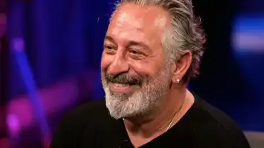 Cem Yılmaz'ın Yeni Lüks Otomobili ve "CY" Logolu Şapkası Dikkat Çekti