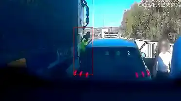 Çeşme Otoyolu'nda Tehlikeli Anlar: Jandarma Personeli Tır ile Otomobil Arasında Sıkıştı