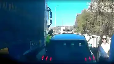 Çeşme'de Güvenlik Önlemi Alan Uzman Çavuşa TIR Çarptı: 1 Yaralı