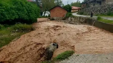 Çorum'un Alaca İlçesinde Sel Felaketi: Evler ve Tarlalar Zarar Gördü