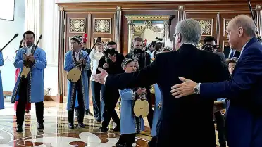 Cumhurbaşkanı Erdoğan'a Kazakistan'da Dombra Sürprizi