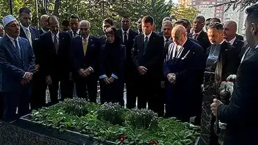 Devlet Bahçeli, Alparslan Türkeş'in Kabrini Ziyaret Etti