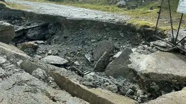 Diyarbakır-Malatya Köprüsünde Tehlike: Vatandaşlar Hasara Rağmen Manzarayı İzliyor