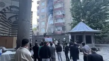 Diyarbakır'da Ev Yangınında İtfaiye Eri Yaralandı, 2 Kişi Duman Soludu