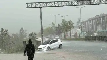 Düzce'de Sağanak Yağış Hayatı Olumsuz Etkiledi