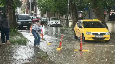 Edirne'de Sağanak ve Dolu Yağışı Hayatı Felç Etti