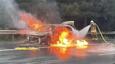 Esenyurt'ta Seyir Halindeki Otomobilde Yangın Çıktı