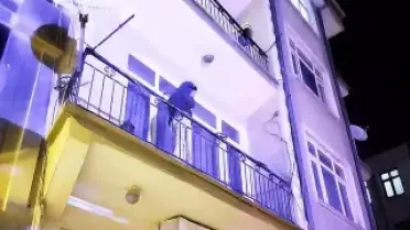 Eski Erkek Arkadaşı Tarafından Evinde Baskına Uğrayan Kadın, Çocuğunu Kurtarmak İçin Balkondan Atladı