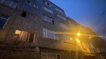 Fatih'te Cam Silen Kadın Apartman Boşluğuna Düşerek Hayatını Kaybetti